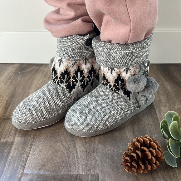 ARDENE knit plush bootie slipper - NEW - size 5/6, 7/8 available - Picture 2 of 4